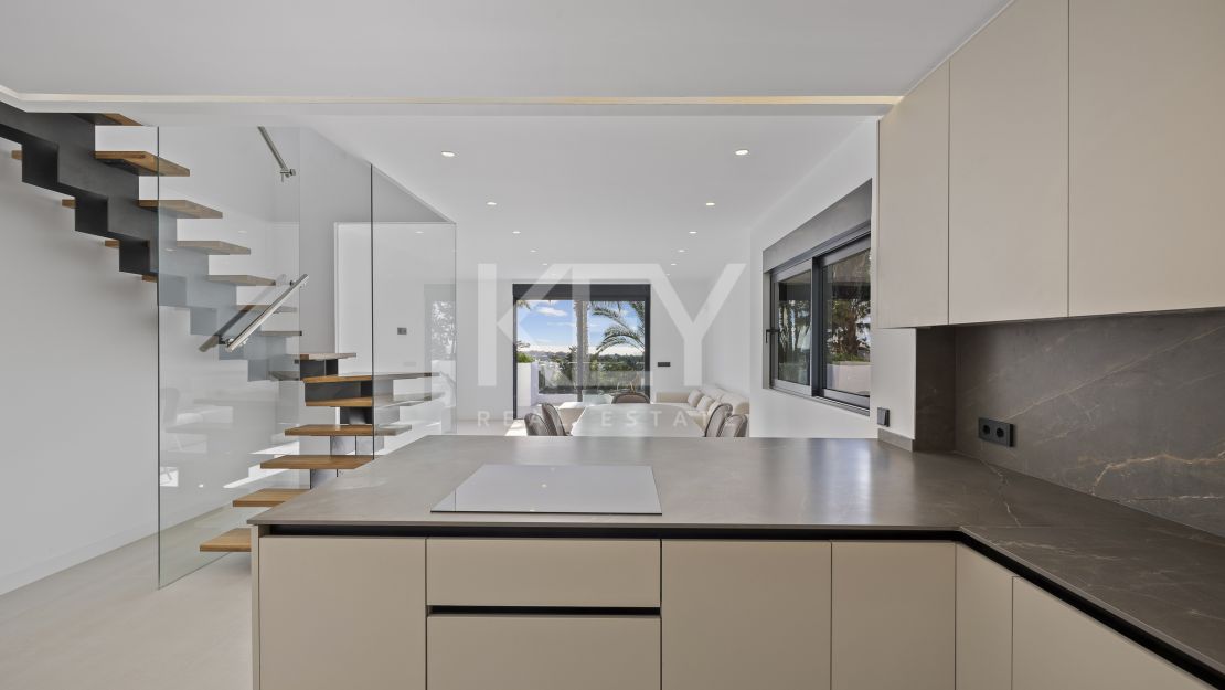 Moderna villa de 4 dormitorios con piscina privada, solárium y vistas al mar cerca de El Paraíso, Estepona Este