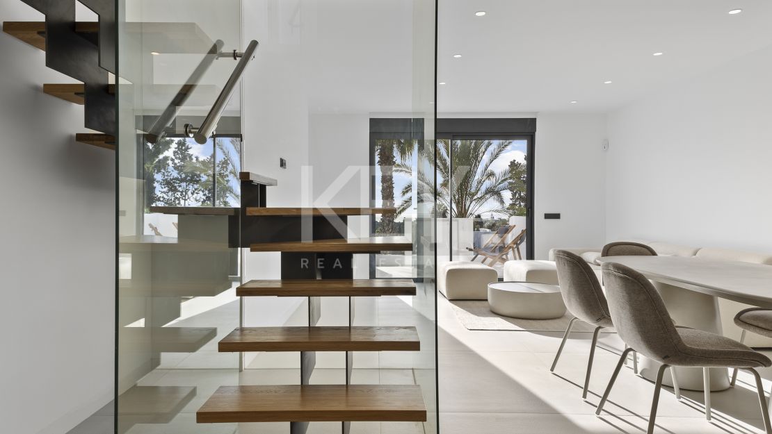 Moderna villa de 4 dormitorios con piscina privada, solárium y vistas al mar cerca de El Paraíso, Estepona Este