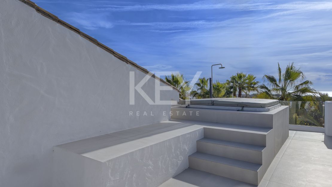 Moderna villa de 4 dormitorios con piscina privada, solárium y vistas al mar cerca de El Paraíso, Estepona Este