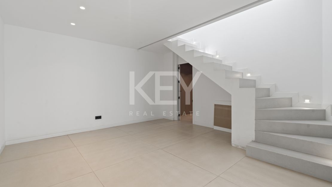 Moderna villa de 4 dormitorios con piscina privada, solárium y vistas al mar cerca de El Paraíso, Estepona Este