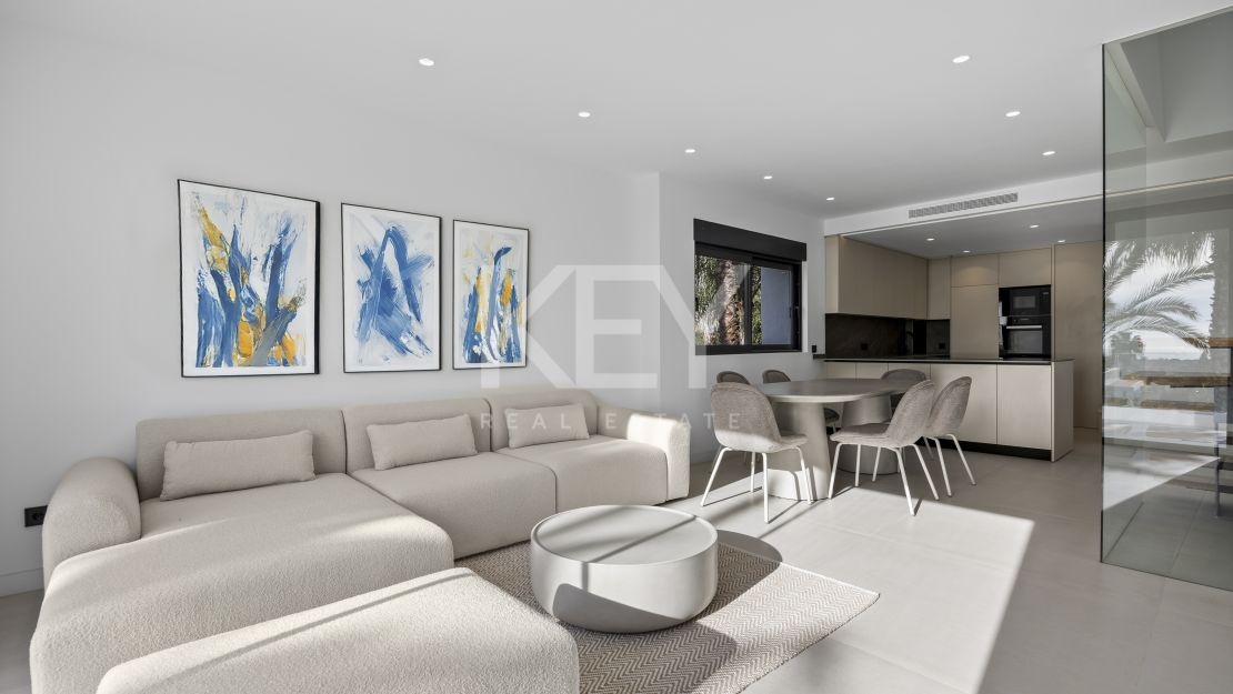 Moderna villa de 4 dormitorios con piscina privada, solárium y vistas al mar cerca de El Paraíso, Estepona Este