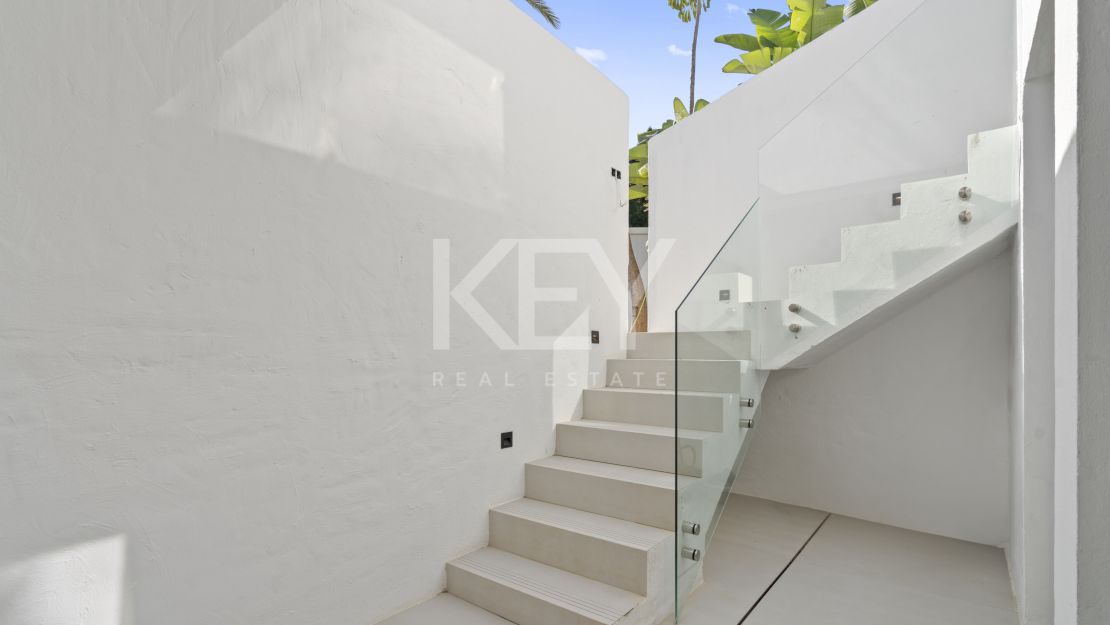 Moderna villa de 4 dormitorios con piscina privada, solárium y vistas al mar cerca de El Paraíso, Estepona Este