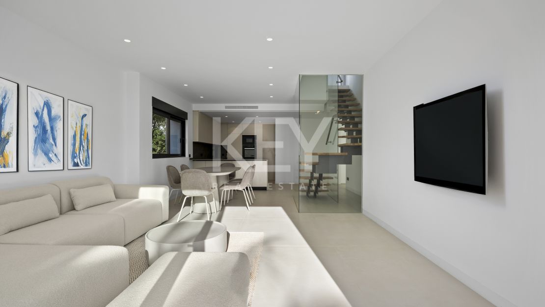 Moderna villa de 4 dormitorios con piscina privada, solárium y vistas al mar cerca de El Paraíso, Estepona Este