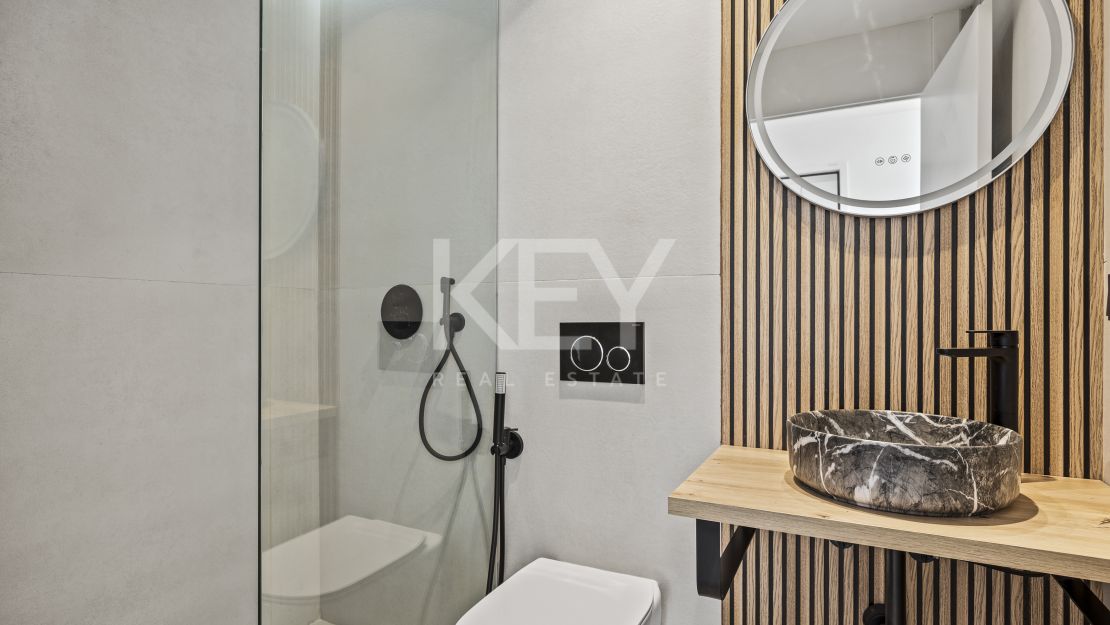 Moderna villa de 4 dormitorios con piscina privada, solárium y vistas al mar cerca de El Paraíso, Estepona Este