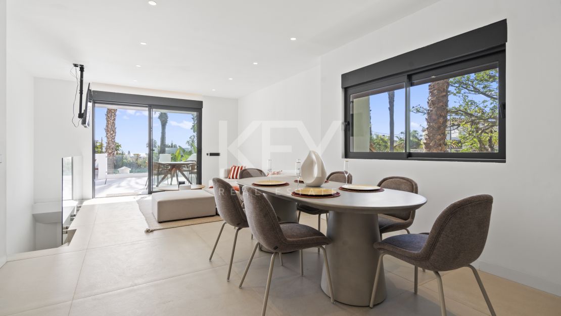 Moderna villa de 4 dormitorios con piscina privada, solárium y vistas al mar cerca de El Paraíso, Estepona Este