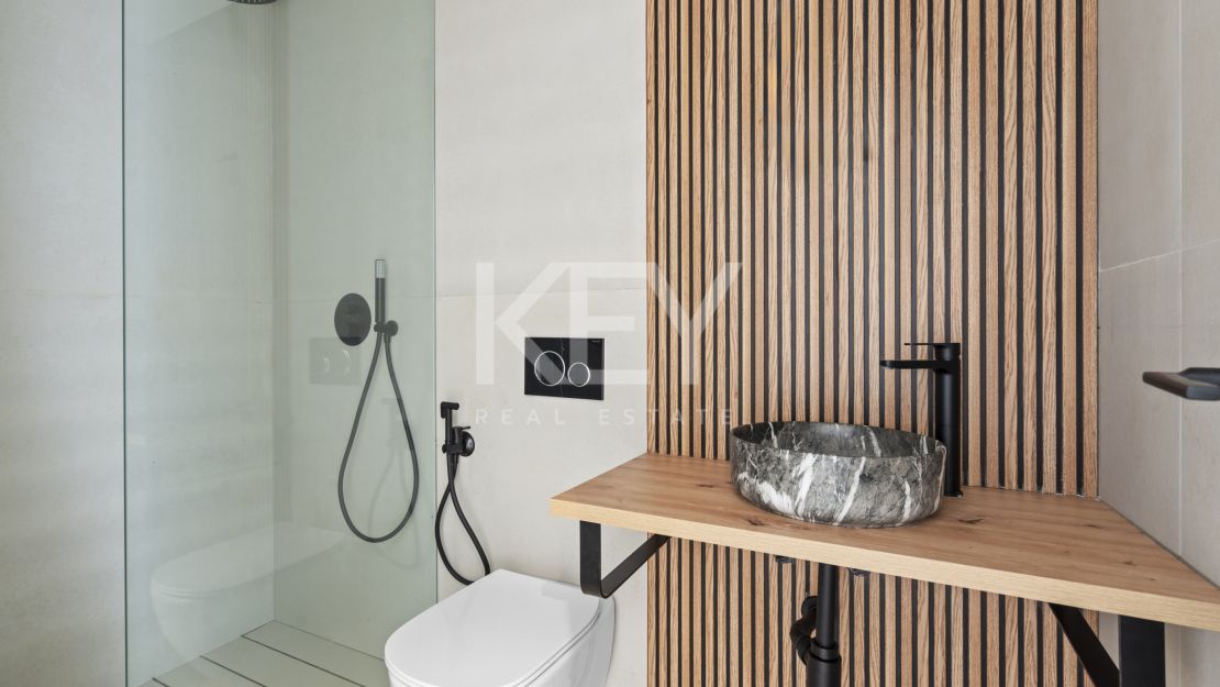 Moderna villa de 4 dormitorios con piscina privada, solárium y vistas al mar cerca de El Paraíso, Estepona Este