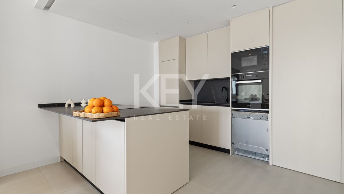 Moderna villa de 4 dormitorios con piscina privada, solárium y vistas al mar cerca de El Paraíso, Estepona Este