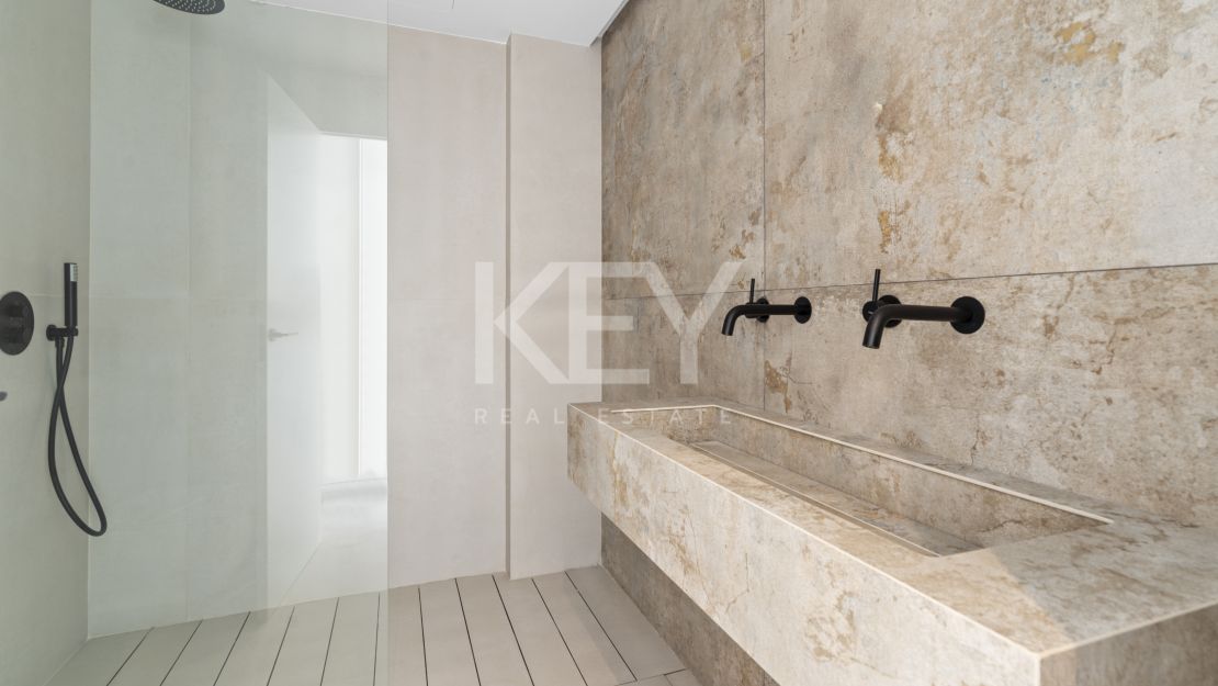 Moderna villa de 4 dormitorios con piscina privada, solárium y vistas al mar cerca de El Paraíso, Estepona Este