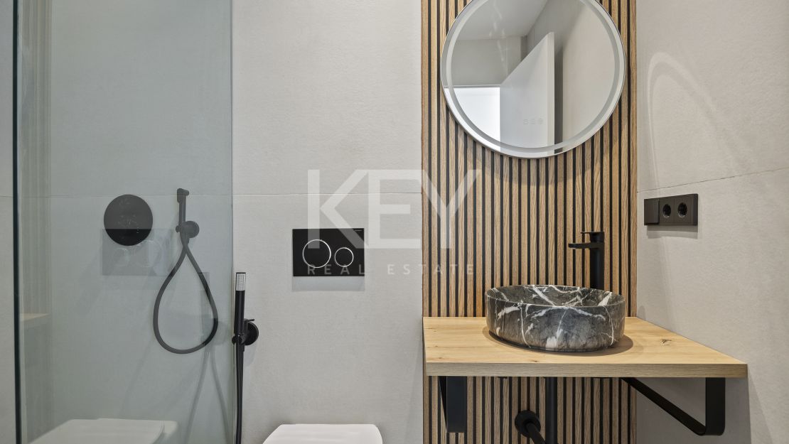 Moderna villa de 4 dormitorios con piscina privada, solárium y vistas al mar cerca de El Paraíso, Estepona Este