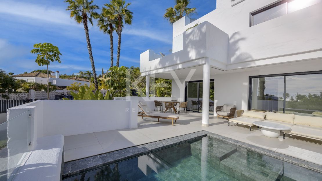 Moderna villa de 4 dormitorios con piscina privada, solárium y vistas al mar cerca de El Paraíso, Estepona Este