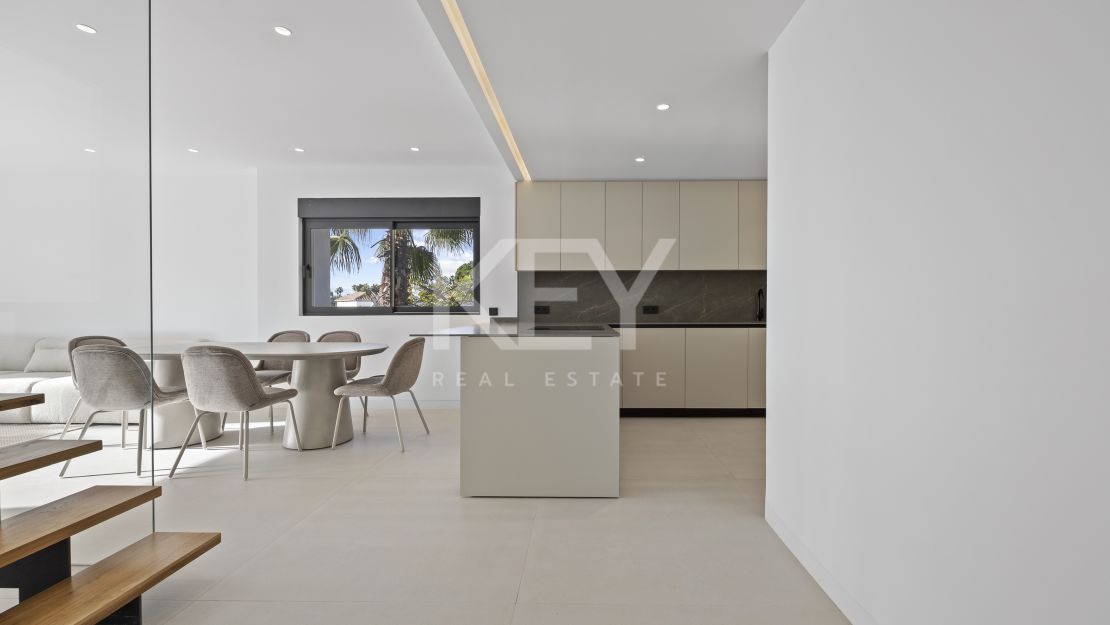 Moderna villa de 4 dormitorios con piscina privada, solárium y vistas al mar cerca de El Paraíso, Estepona Este