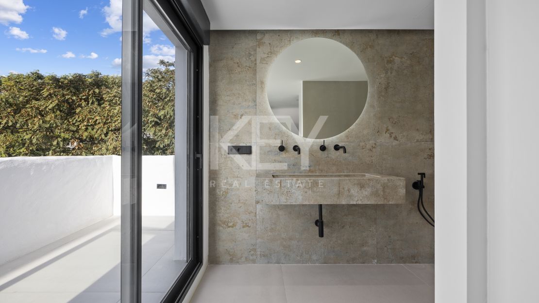 Moderna villa de 4 dormitorios con piscina privada, solárium y vistas al mar cerca de El Paraíso, Estepona Este