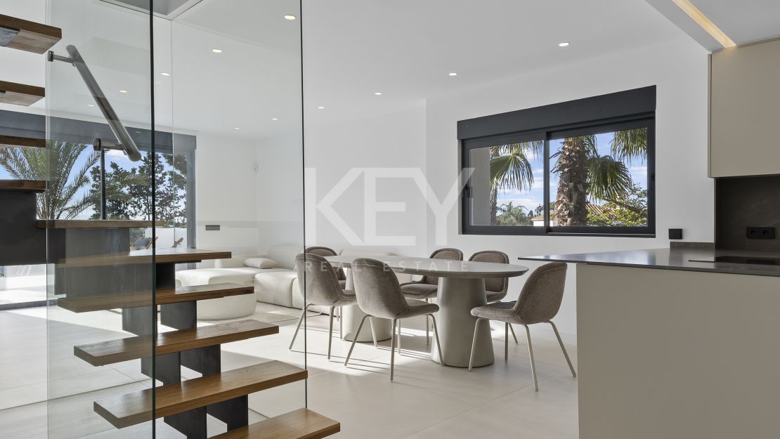 Moderna villa de 4 dormitorios con piscina privada, solárium y vistas al mar cerca de El Paraíso, Estepona Este