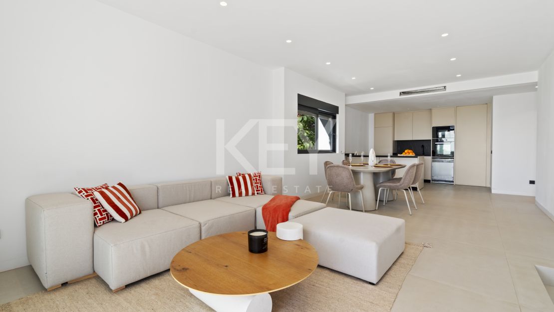 Moderna villa de 4 dormitorios con piscina privada, solárium y vistas al mar cerca de El Paraíso, Estepona Este