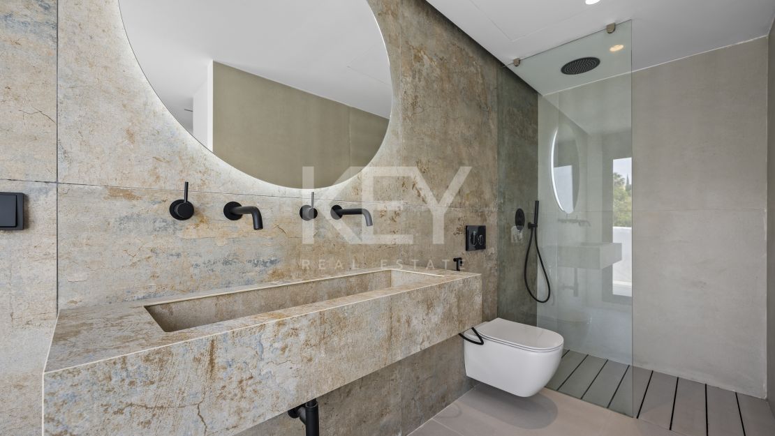 Moderna villa de 4 dormitorios con piscina privada, solárium y vistas al mar cerca de El Paraíso, Estepona Este