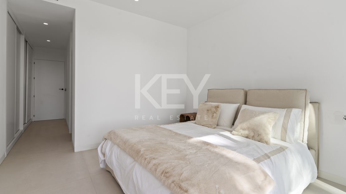Moderna villa de 4 dormitorios con piscina privada, solárium y vistas al mar cerca de El Paraíso, Estepona Este