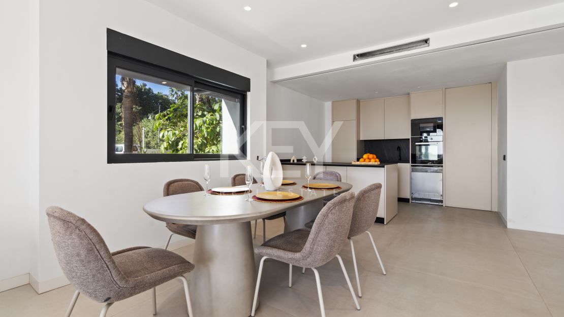 Moderna villa de 4 dormitorios con piscina privada, solárium y vistas al mar cerca de El Paraíso, Estepona Este