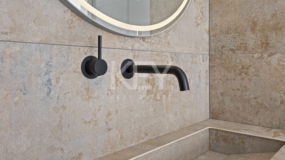 Moderna villa de 4 dormitorios con piscina privada, solárium y vistas al mar cerca de El Paraíso, Estepona Este