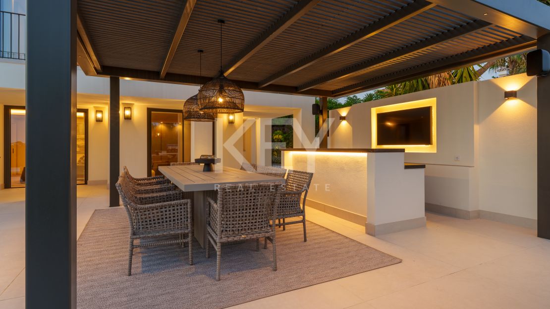 Отреставрированная вилла в андалузском стиле с видом на море в Рочио де Нагуэлес, Золотая Миля