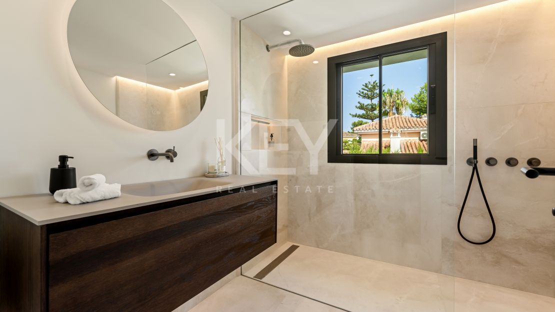 Отреставрированная вилла в андалузском стиле с видом на море в Рочио де Нагуэлес, Золотая Миля