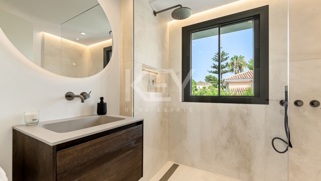 Отреставрированная вилла в андалузском стиле с видом на море в Рочио де Нагуэлес, Золотая Миля