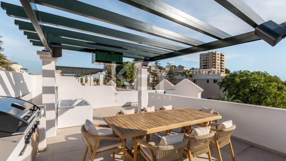 Реконструированный двухуровневый пентхаус с тремя спальнями и солярием в долине гольфа Нуэва Андалусия