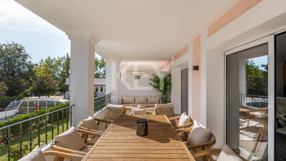 Реконструированный двухуровневый пентхаус с тремя спальнями и солярием в долине гольфа Нуэва Андалусия