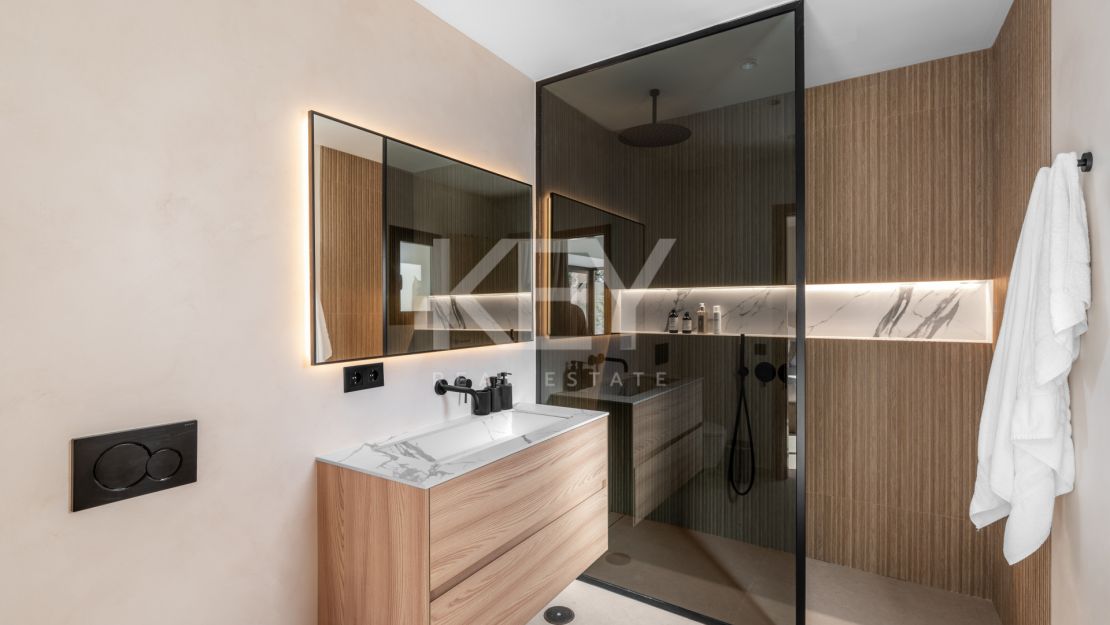 Реконструированный двухуровневый пентхаус с тремя спальнями и солярием в долине гольфа Нуэва Андалусия