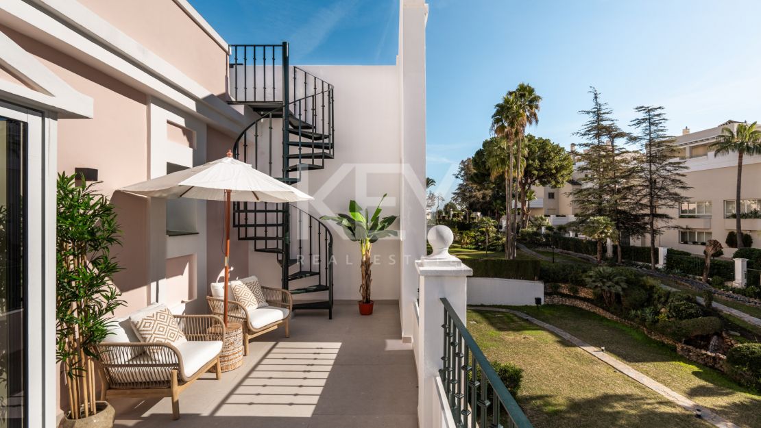 Реконструированный двухуровневый пентхаус с тремя спальнями и солярием в долине гольфа Нуэва Андалусия