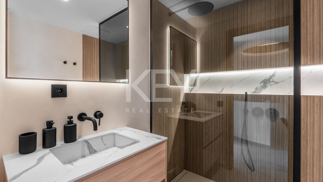 Реконструированный двухуровневый пентхаус с тремя спальнями и солярием в долине гольфа Нуэва Андалусия