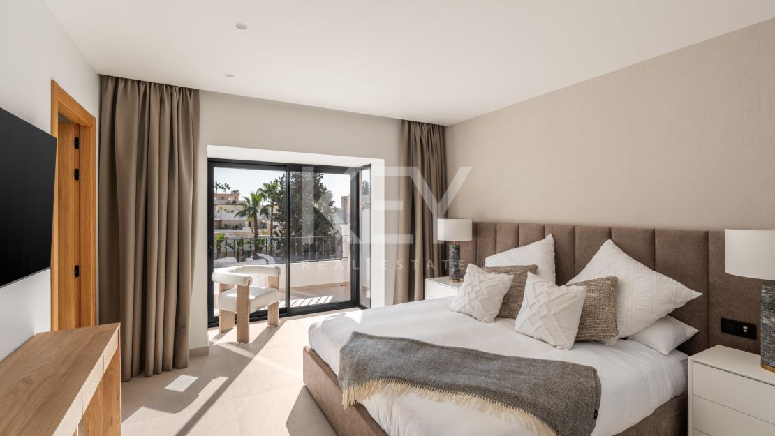 Реконструированный двухуровневый пентхаус с тремя спальнями и солярием в долине гольфа Нуэва Андалусия