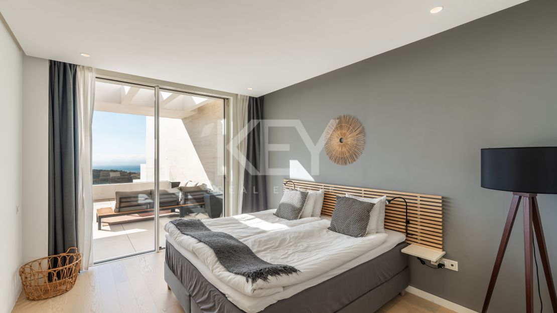 Ático panorámico de 3 dormitorios con enorme terraza, garaje privado y acceso a centro de bienestar en Palo Alto, Ojén