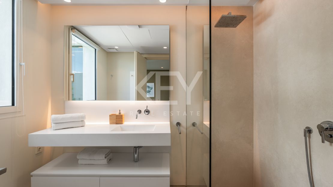 Ático panorámico de 3 dormitorios con enorme terraza, garaje privado y acceso a centro de bienestar en Palo Alto, Ojén