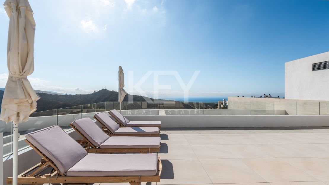 Ático panorámico de 3 dormitorios con enorme terraza, garaje privado y acceso a centro de bienestar en Palo Alto, Ojén