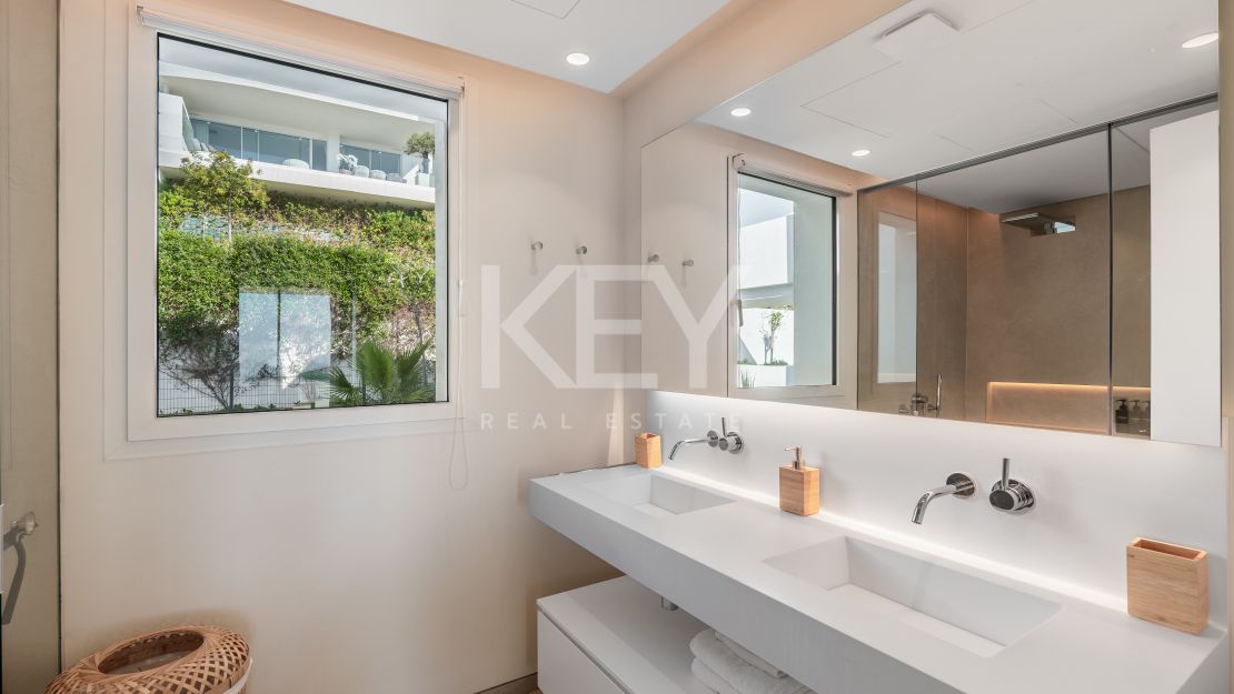 Ático panorámico de 3 dormitorios con enorme terraza, garaje privado y acceso a centro de bienestar en Palo Alto, Ojén