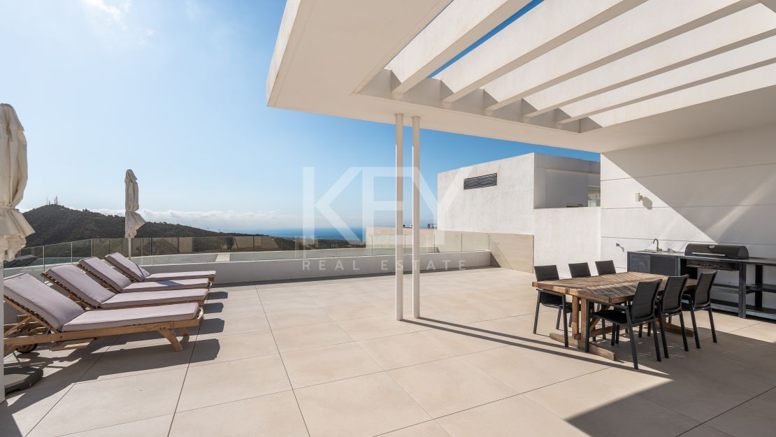 Ático panorámico de 3 dormitorios con enorme terraza, garaje privado y acceso a centro de bienestar en Palo Alto, Ojén