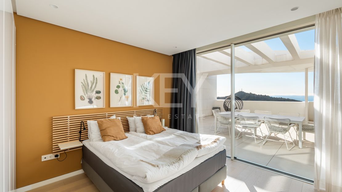 Ático panorámico de 3 dormitorios con enorme terraza, garaje privado y acceso a centro de bienestar en Palo Alto, Ojén