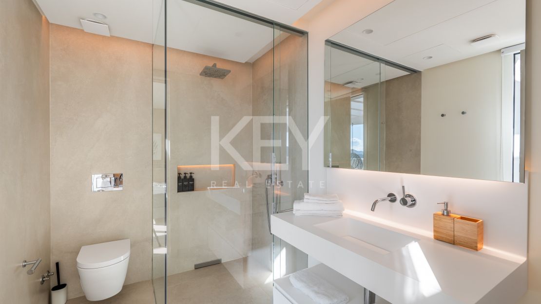 Ático panorámico de 3 dormitorios con enorme terraza, garaje privado y acceso a centro de bienestar en Palo Alto, Ojén