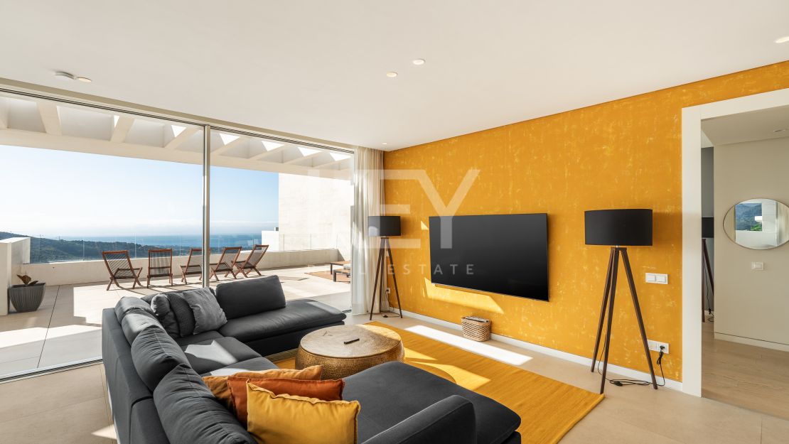 Panoramic 3-bedroom penthouse with huge terrace, private garage and wellness access in Palo Alto, Ojen