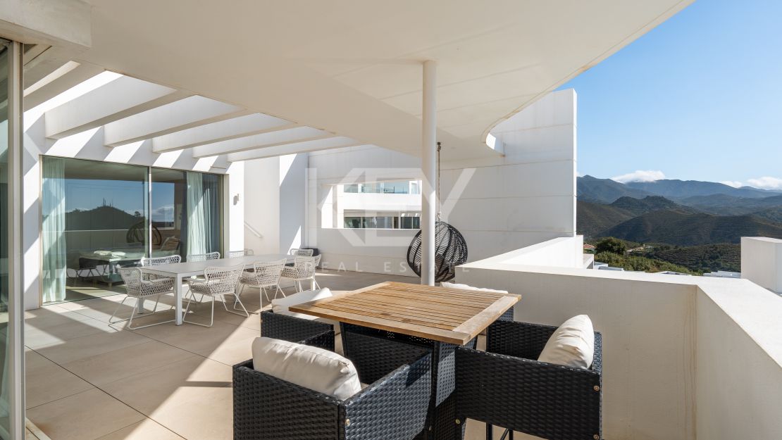 Ático panorámico de 3 dormitorios con enorme terraza, garaje privado y acceso a centro de bienestar en Palo Alto, Ojén