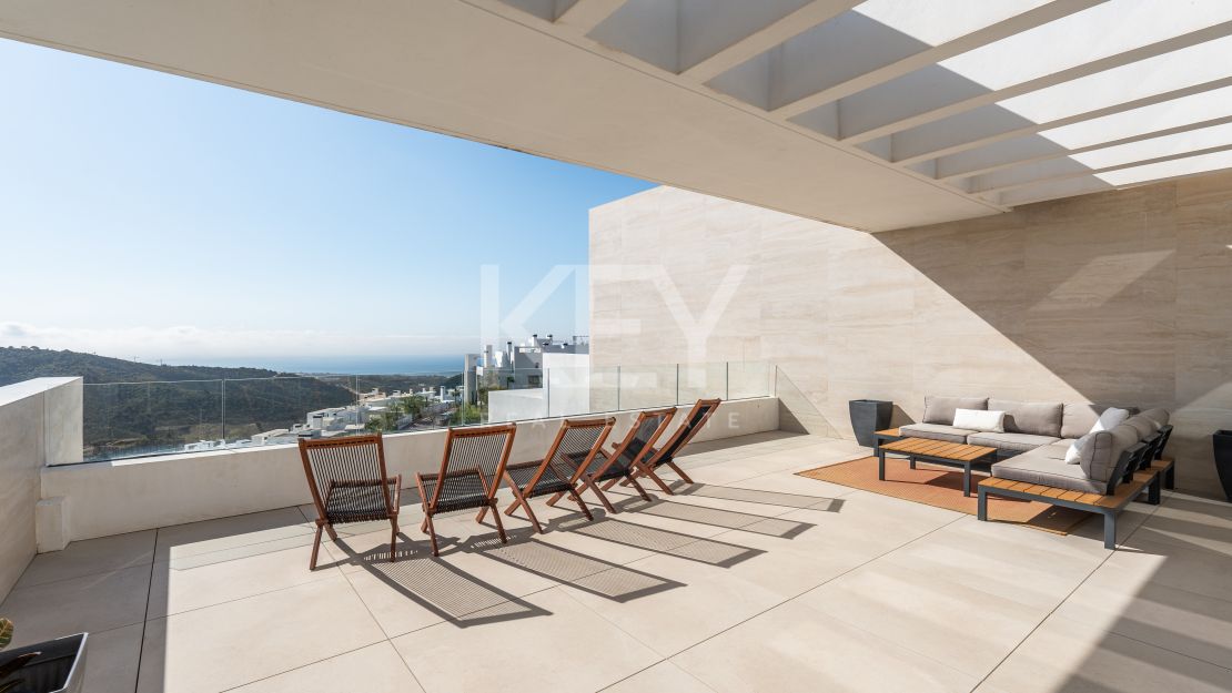 Ático panorámico de 3 dormitorios con enorme terraza, garaje privado y acceso a centro de bienestar en Palo Alto, Ojén