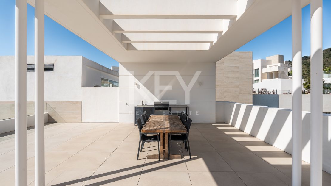 Ático panorámico de 3 dormitorios con enorme terraza, garaje privado y acceso a centro de bienestar en Palo Alto, Ojén