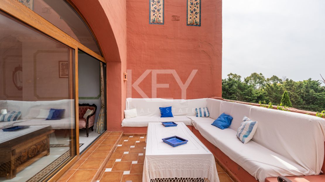 Ático dúplex de 5 dormitorios con piscina privada en la azotea en Alhambra del Golf, Estepona Este