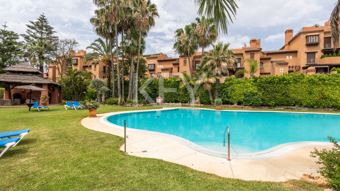Ático dúplex de 5 dormitorios con piscina privada en la azotea en Alhambra del Golf, Estepona Este