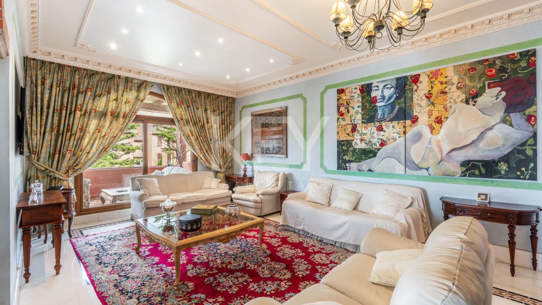 Ático dúplex de 5 dormitorios con piscina privada en la azotea en Alhambra del Golf, Estepona Este