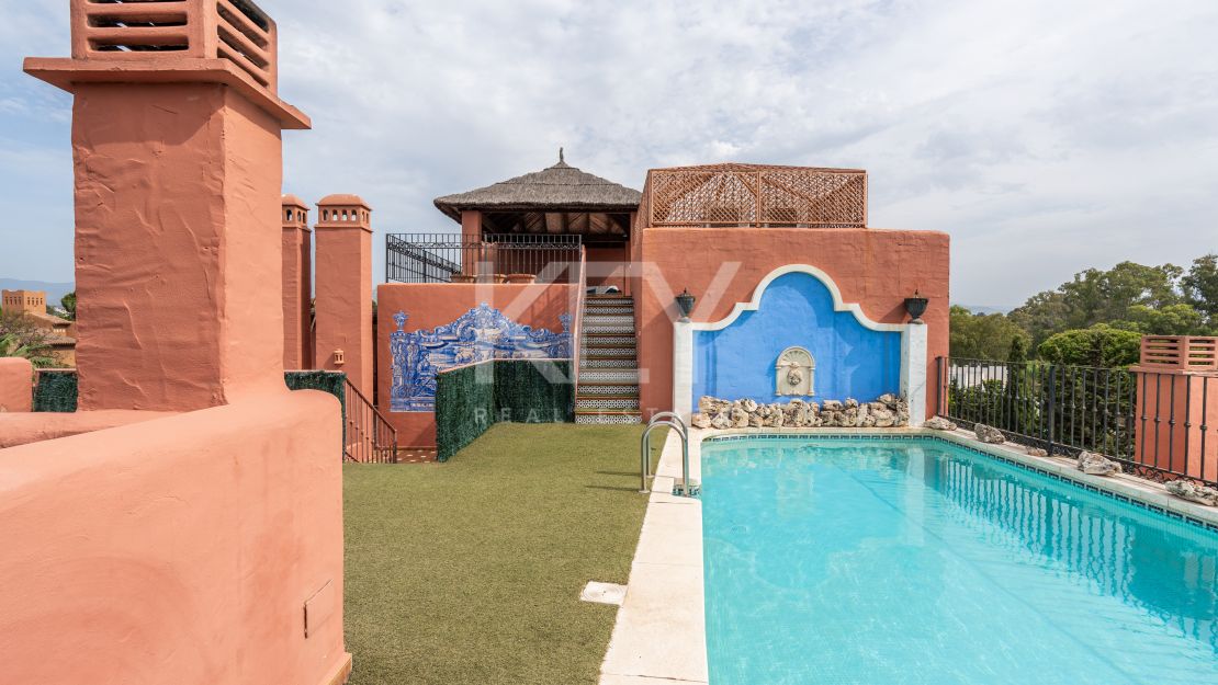Ático dúplex de 5 dormitorios con piscina privada en la azotea en Alhambra del Golf, Estepona Este