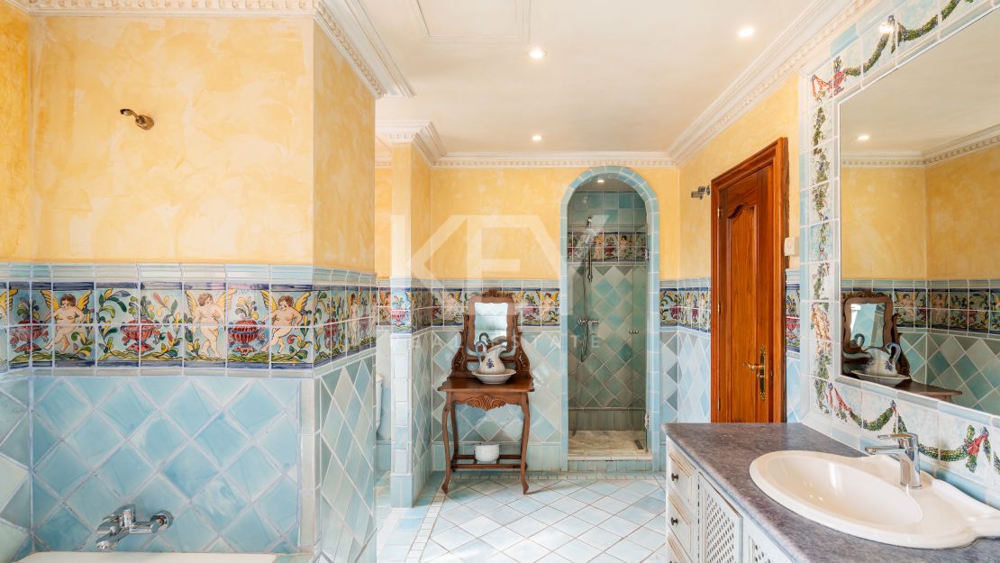 Ático dúplex de 5 dormitorios con piscina privada en la azotea en Alhambra del Golf, Estepona Este