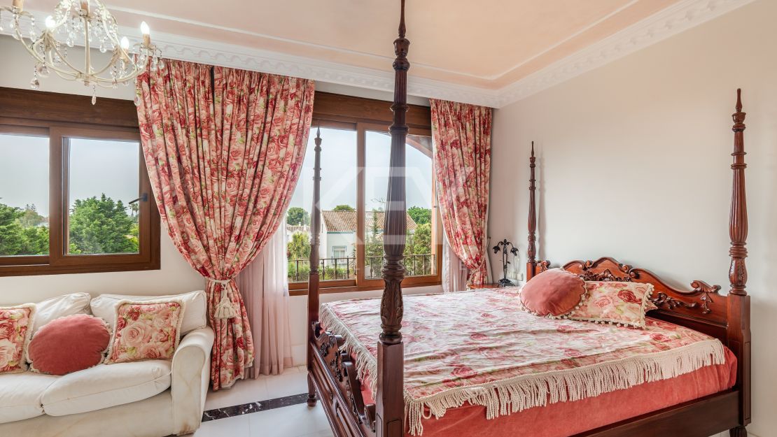 Ático dúplex de 5 dormitorios con piscina privada en la azotea en Alhambra del Golf, Estepona Este