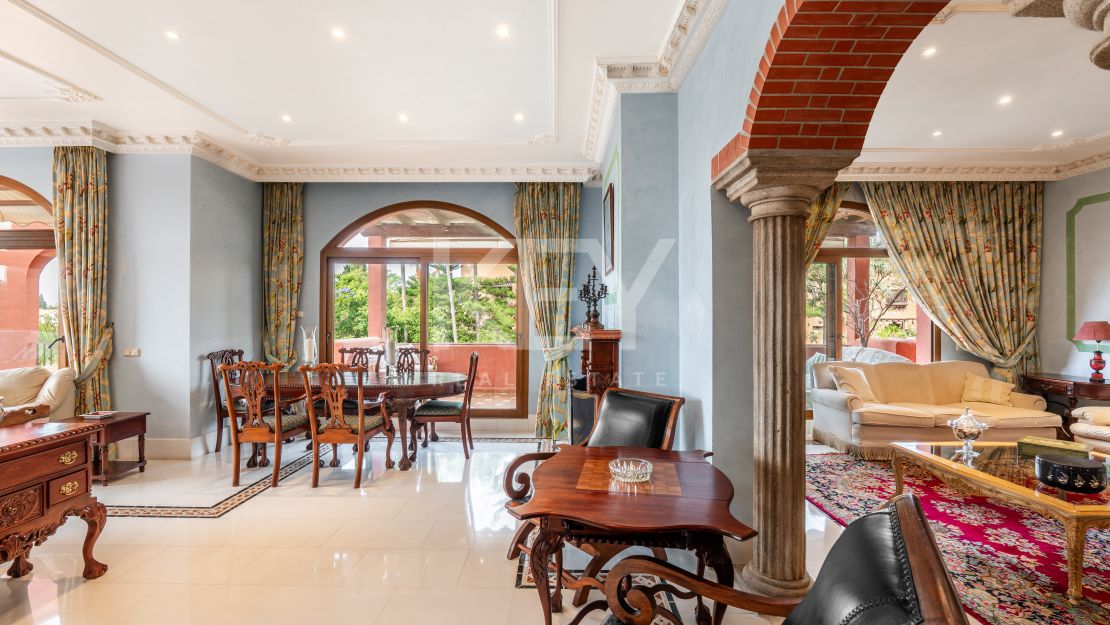 Ático dúplex de 5 dormitorios con piscina privada en la azotea en Alhambra del Golf, Estepona Este