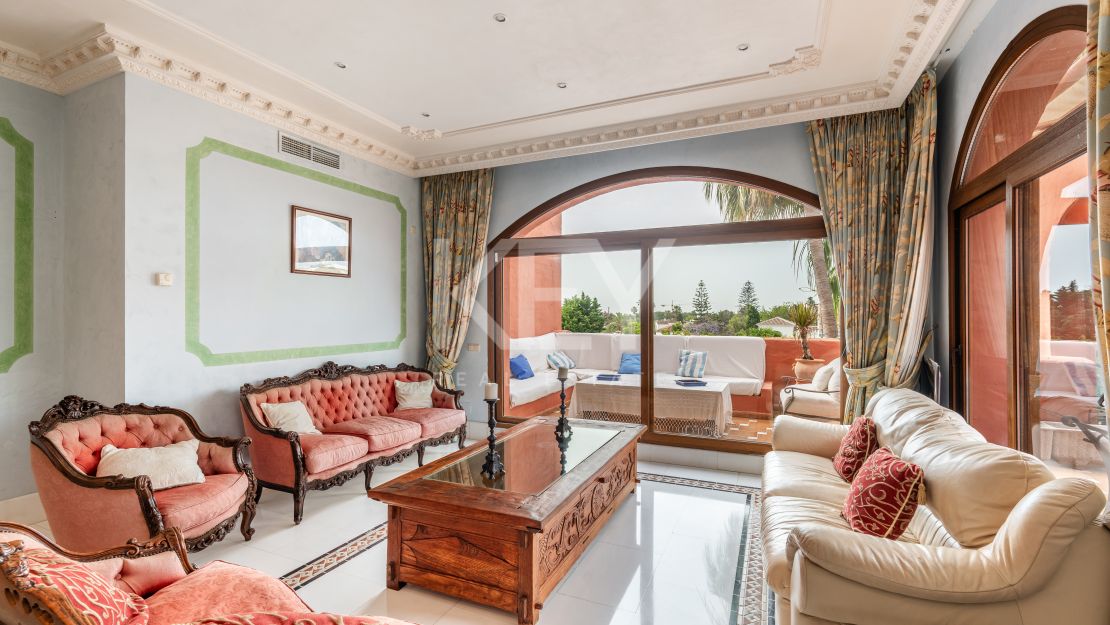 Ático dúplex de 5 dormitorios con piscina privada en la azotea en Alhambra del Golf, Estepona Este